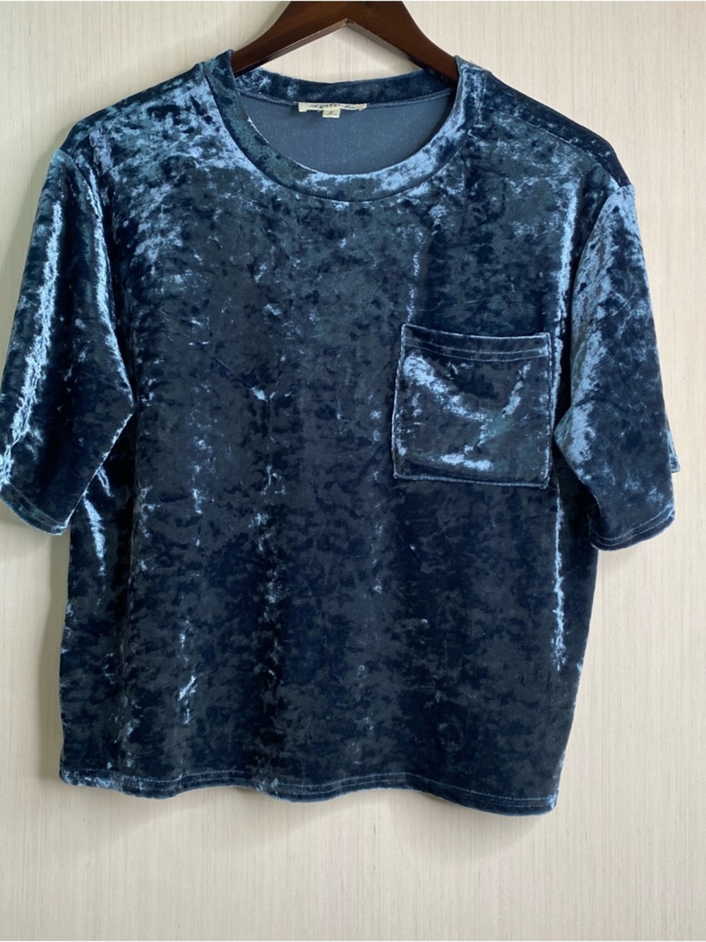 Listicle Women’s Blue Crushed Velvet Short Sleeve Cropped Pocket Tee Small